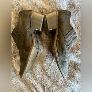 Black ankle boots by white mountain women size 9